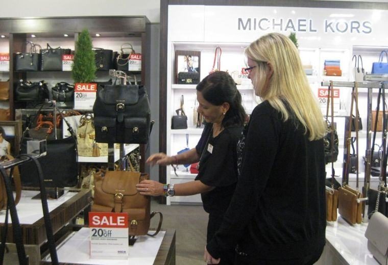 MSS associate presenting accessories to a customer in an exchange